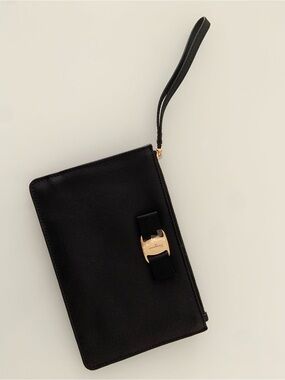 Nwot Ferragamo vara clutch 8x5”